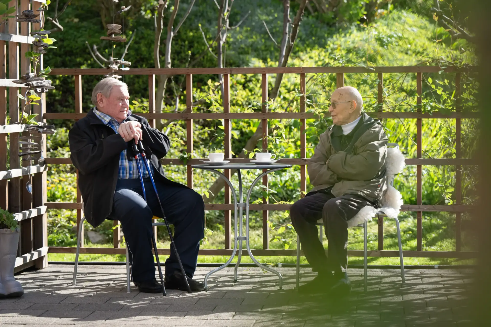 zwei-aeltere-herren-fuehren-gespraech-heimet