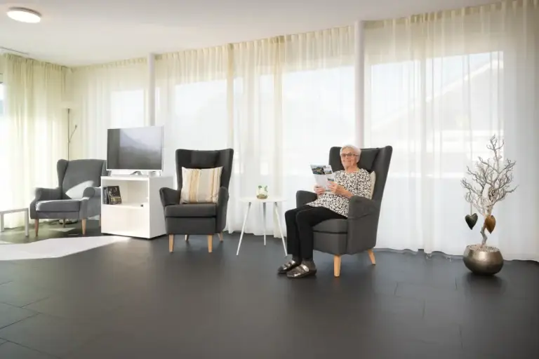 aeltere-frau-sitz-und-liest-heimet