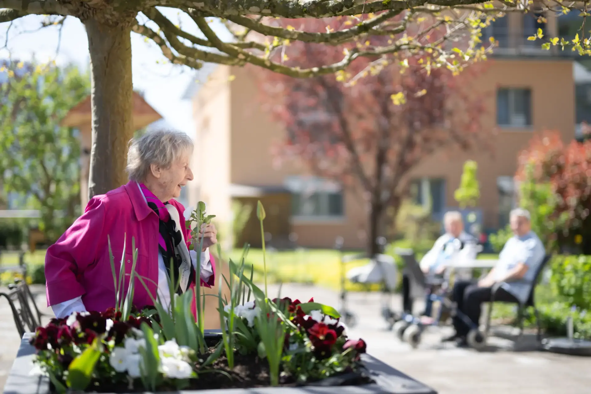 frau-sitzt-auf-bank-im-garten-heimet