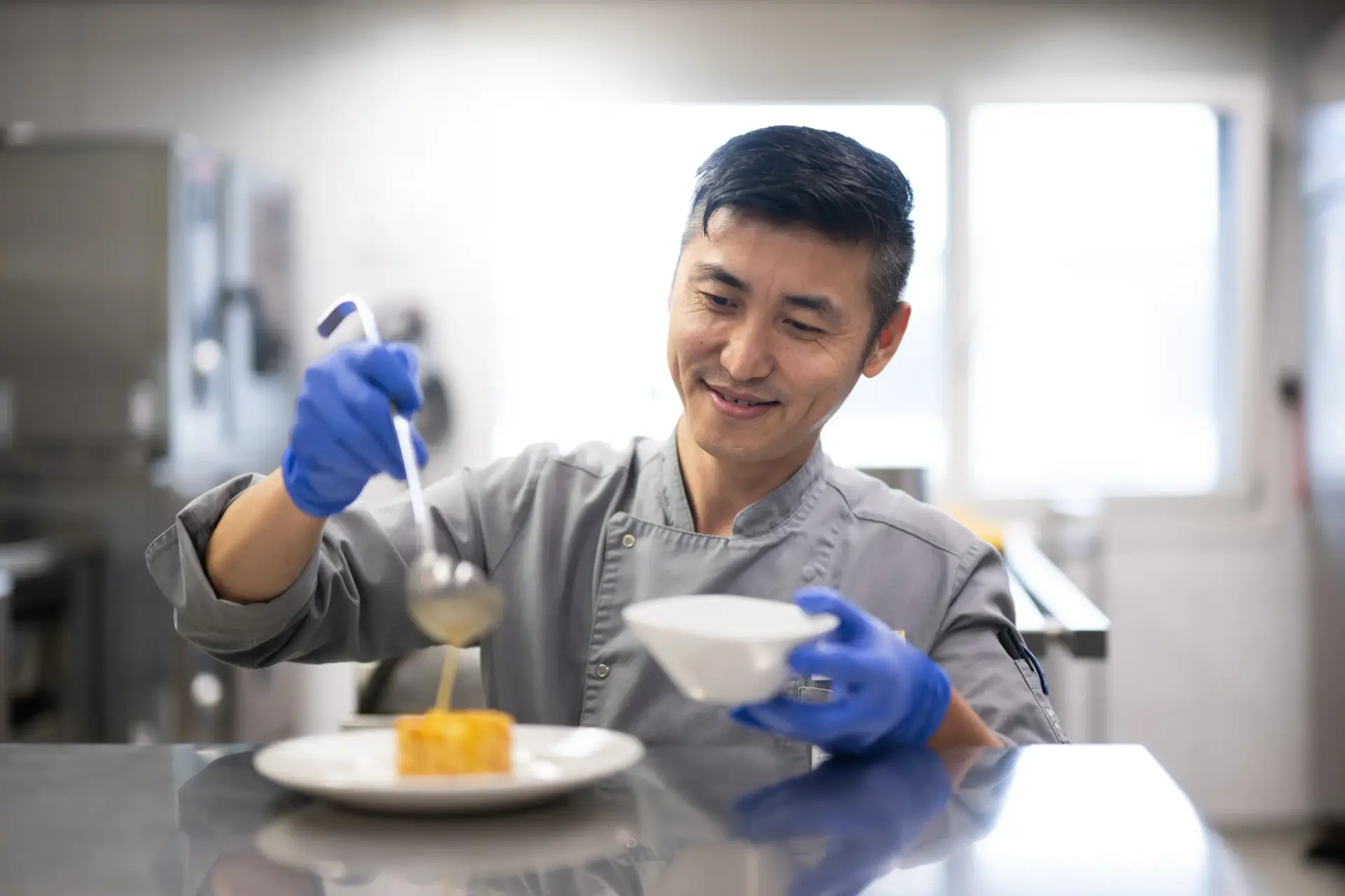 koch-bereitet-essen-zu-alters-und-pflegeheim-heimet