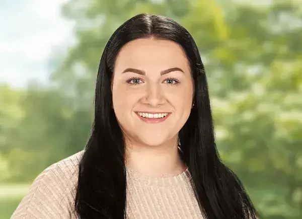 portrait-sanela-shala-mitarbeiter-alters-und-pflegeheim-heimet