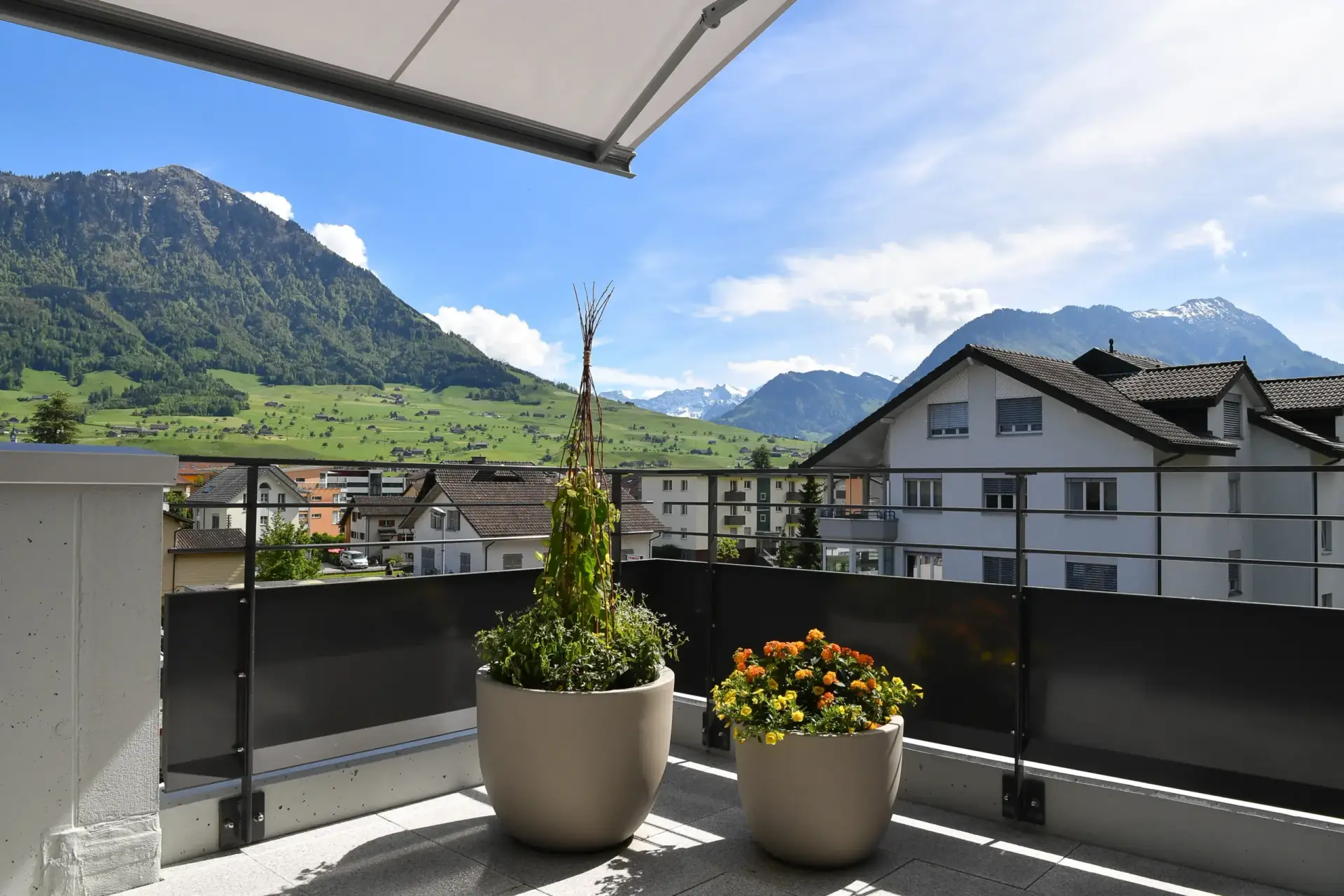 ausblick-terasse-am-bach-alters-und-pflegeheim-heimet