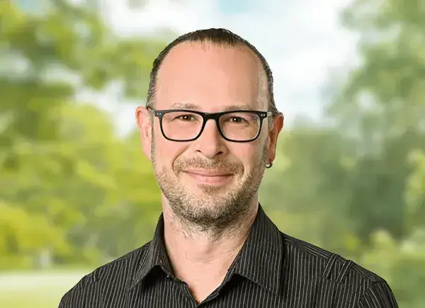 portrait-yves-meier-mitarbeiter-alters-und-pflegeheim-heimet