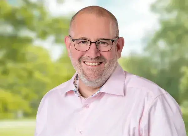 portrait-michael-schnoelzer-mitarbeiter-alters-und-pflegeheim-heimet